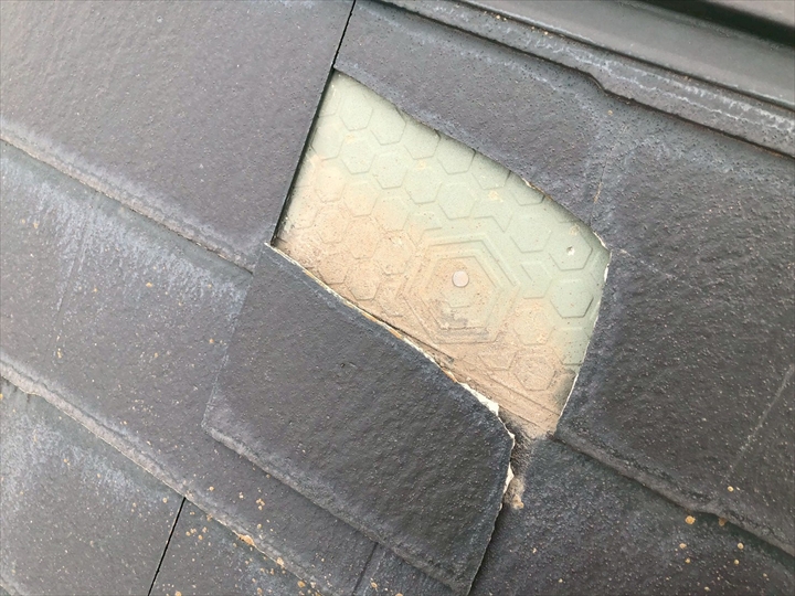 欠損した屋根材の拡大