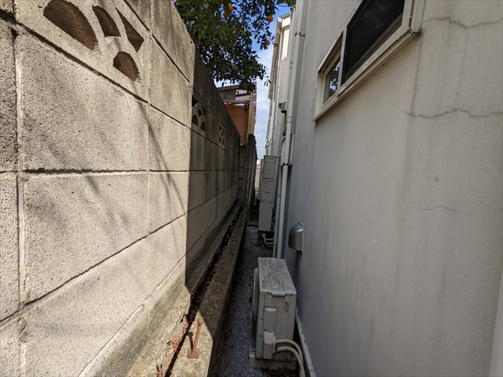 狭い通路側の外壁全景