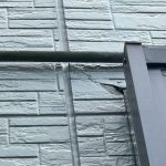 外壁の一部にはひび割れ(クラック)や塗膜の剥がれが見受けられました。これらの箇所から雨水が侵入すると、内部の木材が腐食しやすく、建物全体の耐久性を低下させます。