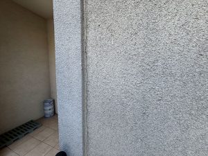 外壁の段差（入隅）に生じた亀裂