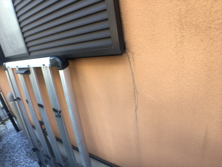 シャッター脇のひび割れ