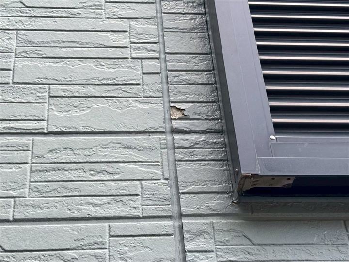 外壁に亀裂や剥がれを確認