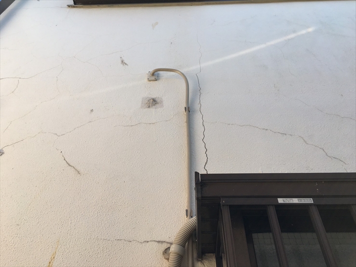 外壁全体の大きなひび