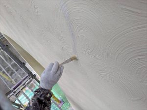 大きめの亀裂は塗装前にボンドコークでも補修