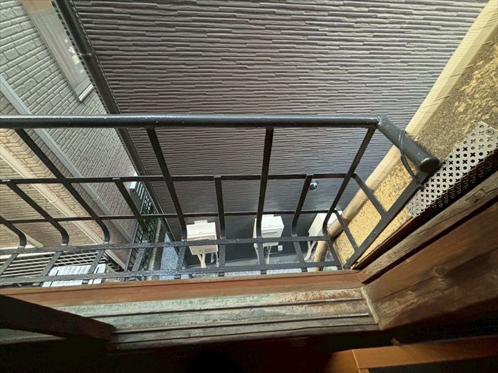 （画像④挿入：「実際に工事をご依頼いただき、綺麗な手摺へと復活した様子です.jpg」）