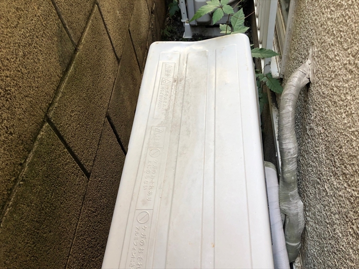 室外機のもともとの凹み