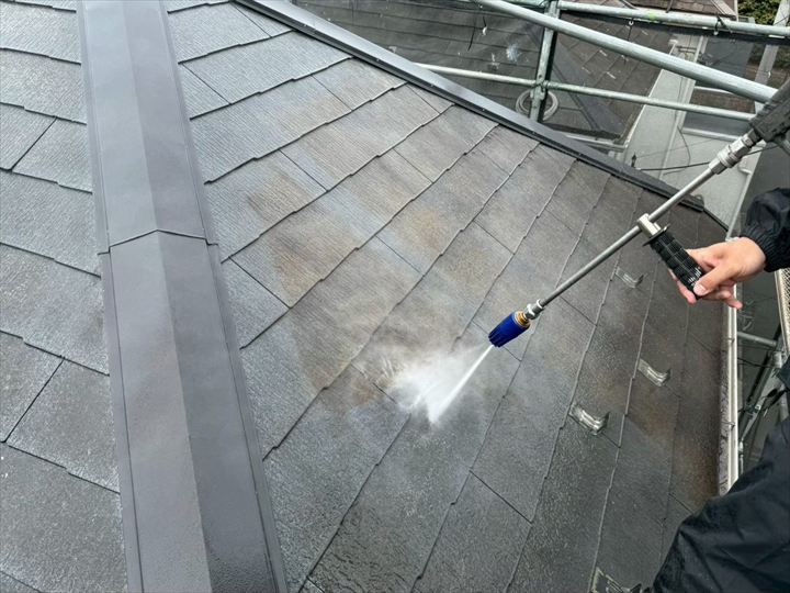 屋根の徹底洗浄で苔・汚れを根こそぎ除去