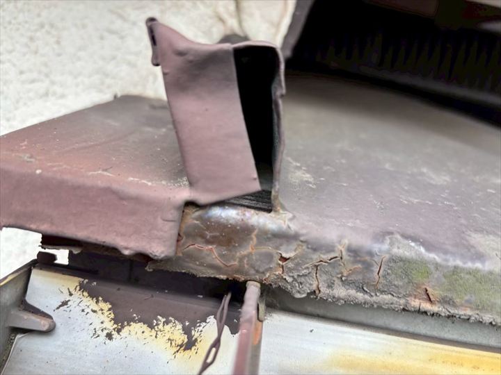 屋根端部は特に劣化が進み、塗膜が浮き上がり剥がれている状態でした。 このような状態では、雨水が表面から容易に浸み込み、内部の鋼板を腐食させてしまいます。