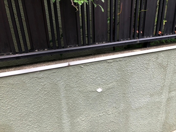 擁壁塗膜の剥がれ