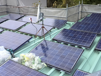 横浜市緑区にて太陽光パネルが設置されたお住いの屋根、外壁塗装を実施