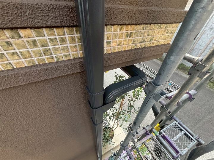 ① 外壁と同系色で目立たせない（自然になじむ仕上がり）