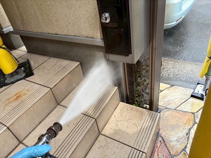 狭い場所も逃さず丁寧に洗浄