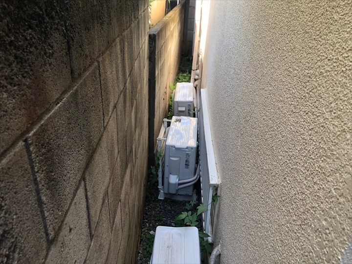 根元に室外機