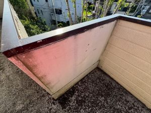 水シミの跡があり、剥がれそうな外壁