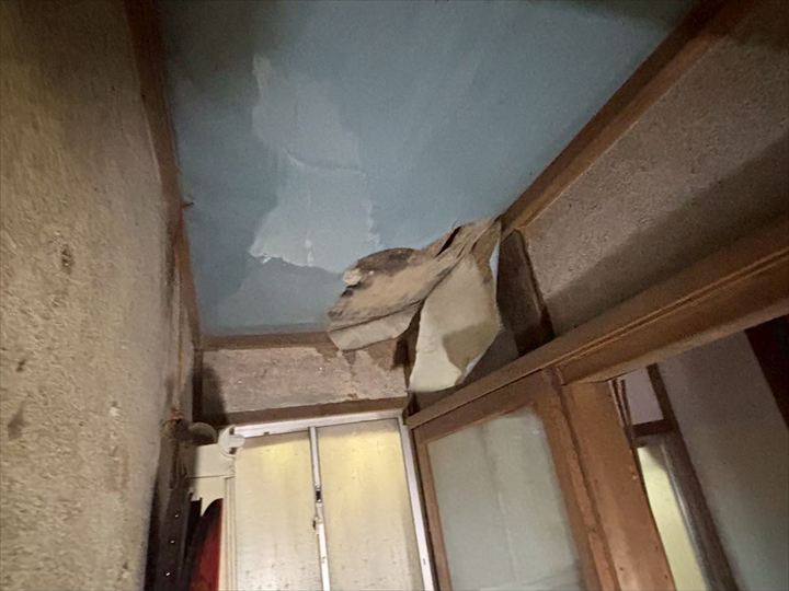 浴室の天井剥離と湿気による劣化