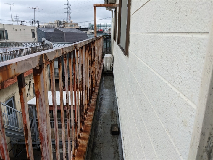 長く続く鉄柵の錆