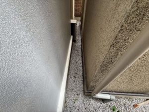 狭小地での足場設置は事前に隣地の方に協力を仰ぎ、良好な関係で進められるように対応します