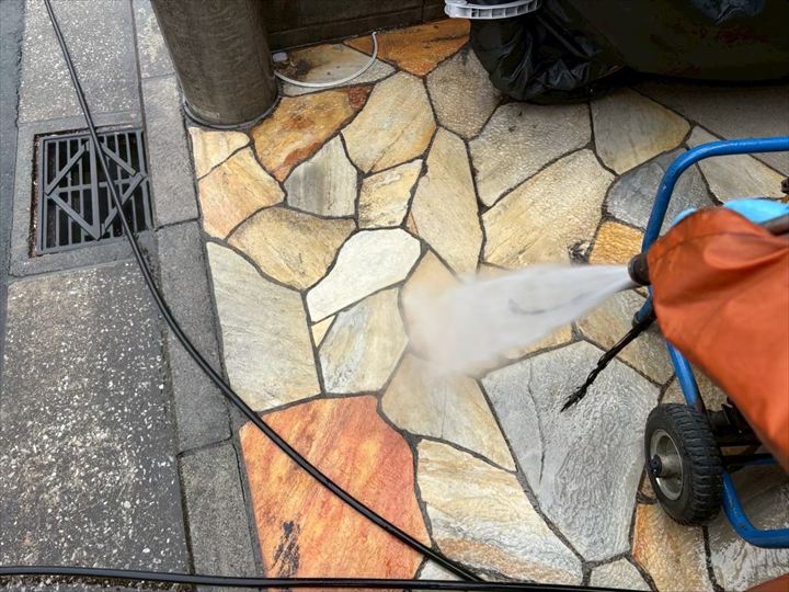 塗装工事前の高圧洗浄は細部にまでこだわっています！