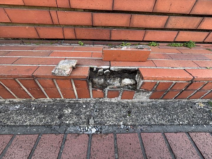 タイトル:横浜市港北区にてタイルの割れ・剥離を調査!店舗入り口の安全を守る部分補修のご提案