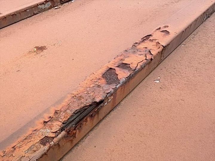 屋根材のハゼ部分（立ち上がり）を中心に、塗膜の剥離とともに錆びによる腐食が進行していました。 指で軽く押すだけでも、表面がボロボロと崩れてしまう状態です。