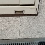 窓サッシ角にできた亀裂