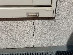 窓サッシ角にできた亀裂