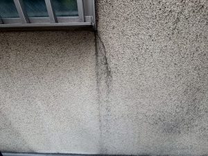 窓周りの「ひび割れ（クラック）」と「雨だれ」