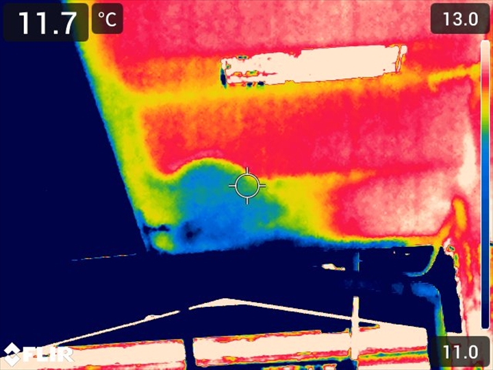 八王子市南大沢の住宅で発生したバルコニー下の雨漏り調査と散水試験による原因箇所の特定