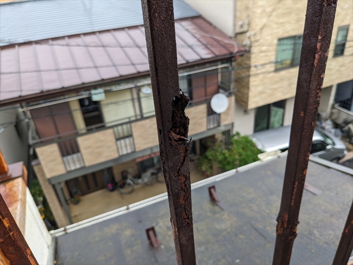 調布市佐須町で鉄柵の激しい錆とシート防水の穴による雨漏りを確認しました