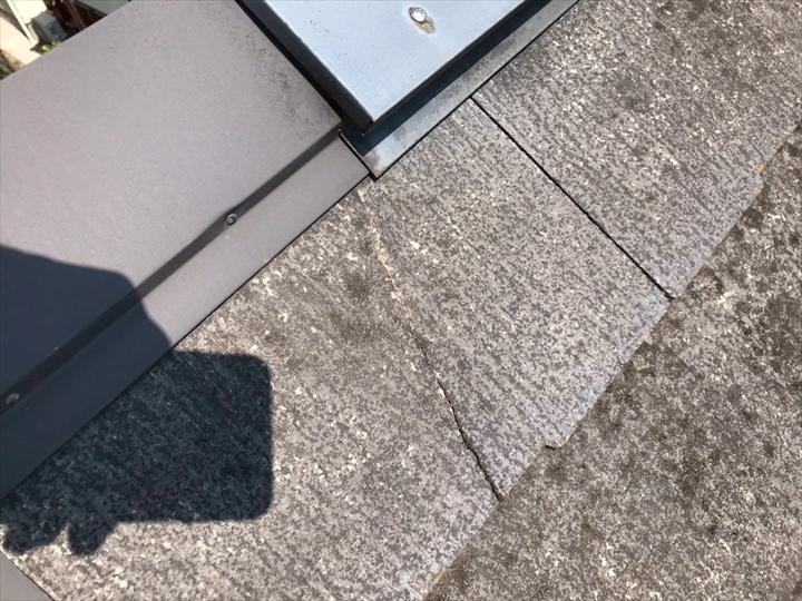 天窓脇のひび割れ