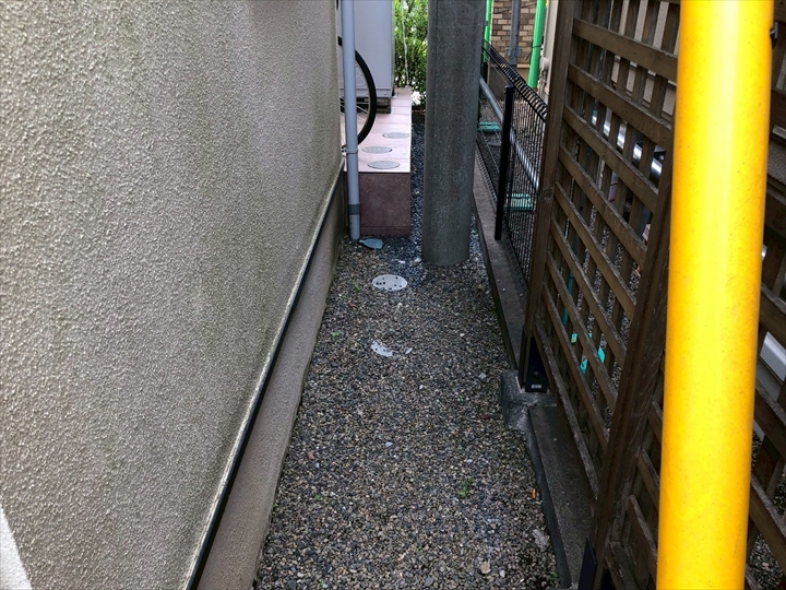 日陰通路のモルタル外壁