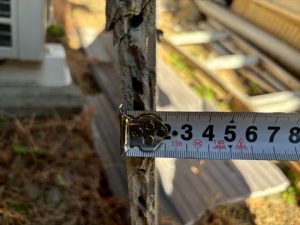 落下した外壁の厚みを測りました