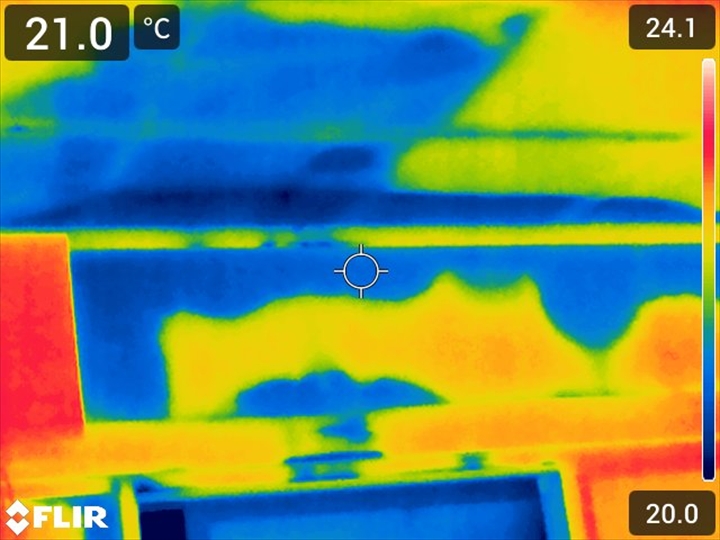 板橋区泉町で強い雨のたびに発生する雨漏りを調査、ベランダ防水と笠木まわりの水染み・苔汚れを確認