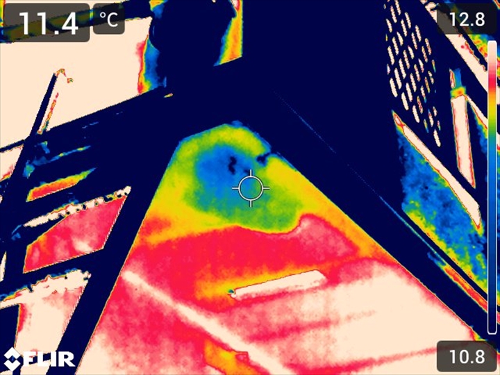 雨染みの広がり確認