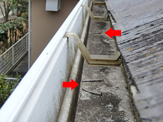 千葉市緑区　屋根塗装　外壁塗装　バルコニー防水　雨樋固定用の釘が抜けている