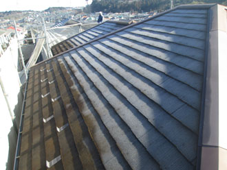 千葉県印旛郡酒々井町　外壁塗装　屋根塗装　バルコニー防水　高圧洗浄　屋根　高圧洗浄した部分としてない部分