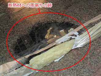 千葉県君津市　屋根裏点検　断熱材に雨がたれた跡
