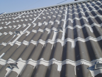 千葉県君津市　棟板金交換　屋根塗装　玄関庇の塗装　塗装の様子　細部塗装後
