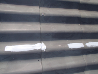千葉県君津市　棟板金交換　屋根塗装　玄関庇の塗装　塗装の様子　錆止め