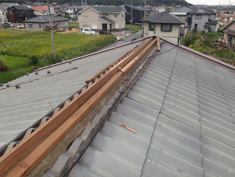 千葉県君津市　棟板金交換　屋根塗装　玄関庇の塗装　点検の様子　貫板腐食
