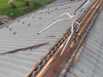 千葉県君津市　棟板金交換　屋根塗装　玄関庇の塗装　点検の様子　棟板金飛散