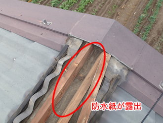 千葉県君津市　棟板金交換　屋根塗装　玄関庇の塗装　点検の様子　防水紙むき出し