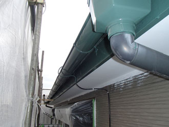 千葉県君津市　外壁塗装　屋根塗装　ベランダ防水　細部の塗装　雨樋の塗装　横樋は屋根と同じモスグリーンで