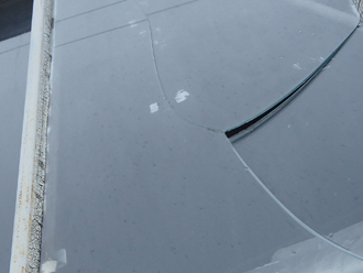 千葉県君津市　屋根カバー工法　外壁塗装　外壁点検　割れたガラス
