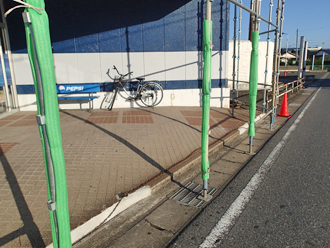 千葉県富津市　外壁塗装　屋根カバー工法　足場架設　養生された足場