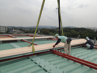 千葉県　富津市　屋根カバー工法　クレーン車で屋根材を屋根に運び上げ