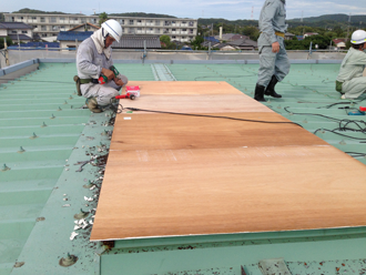 千葉県　富津市　屋根カバー工法　採光部分を木材で覆う
