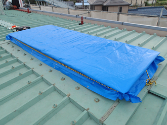 千葉県　富津市　屋根カバー工法　採光部分にブルーシートを設置