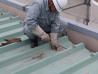 千葉県　富津市　屋根カバー工法　梁が通る部分を加工