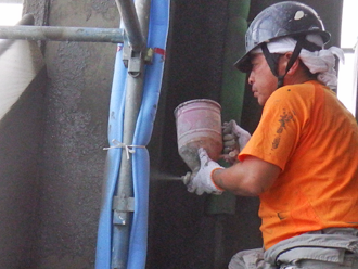 千葉県　富津市　外壁塗装　ミラクファンドKC-1000を吹き付け　外階段